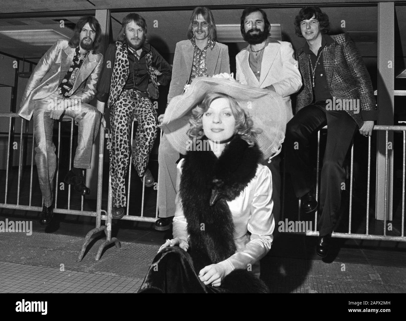 POP Group Teach In de Schiphol à Stockholm pour le concours Eurovision Date: 18 mars 1975 mots clés: POP Groups Nom De La Personne: Concours Eurovision Nom de l'institution: Teach In Banque D'Images