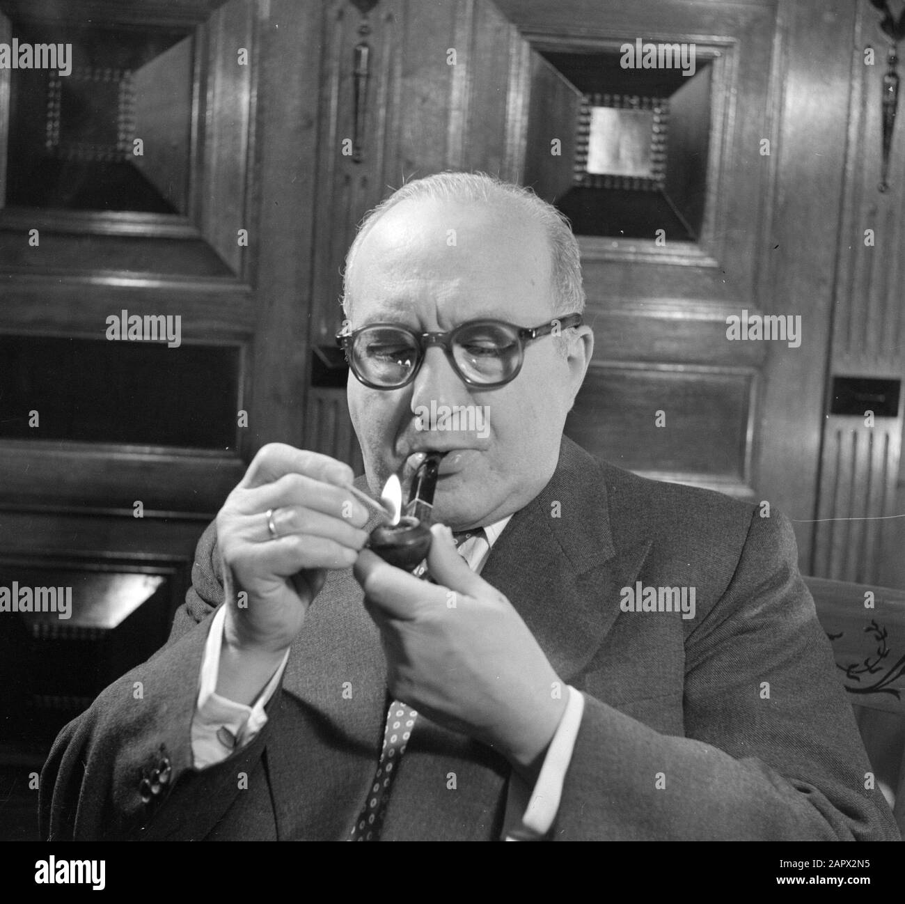 Portrait Portrait of Alfons Fink Burning a pipe Annotation: Alfons Fink est un acteur allemand Date: 3 janvier 1953 mots clés: Fumage Nom personnel: Fink, Alfons Banque D'Images