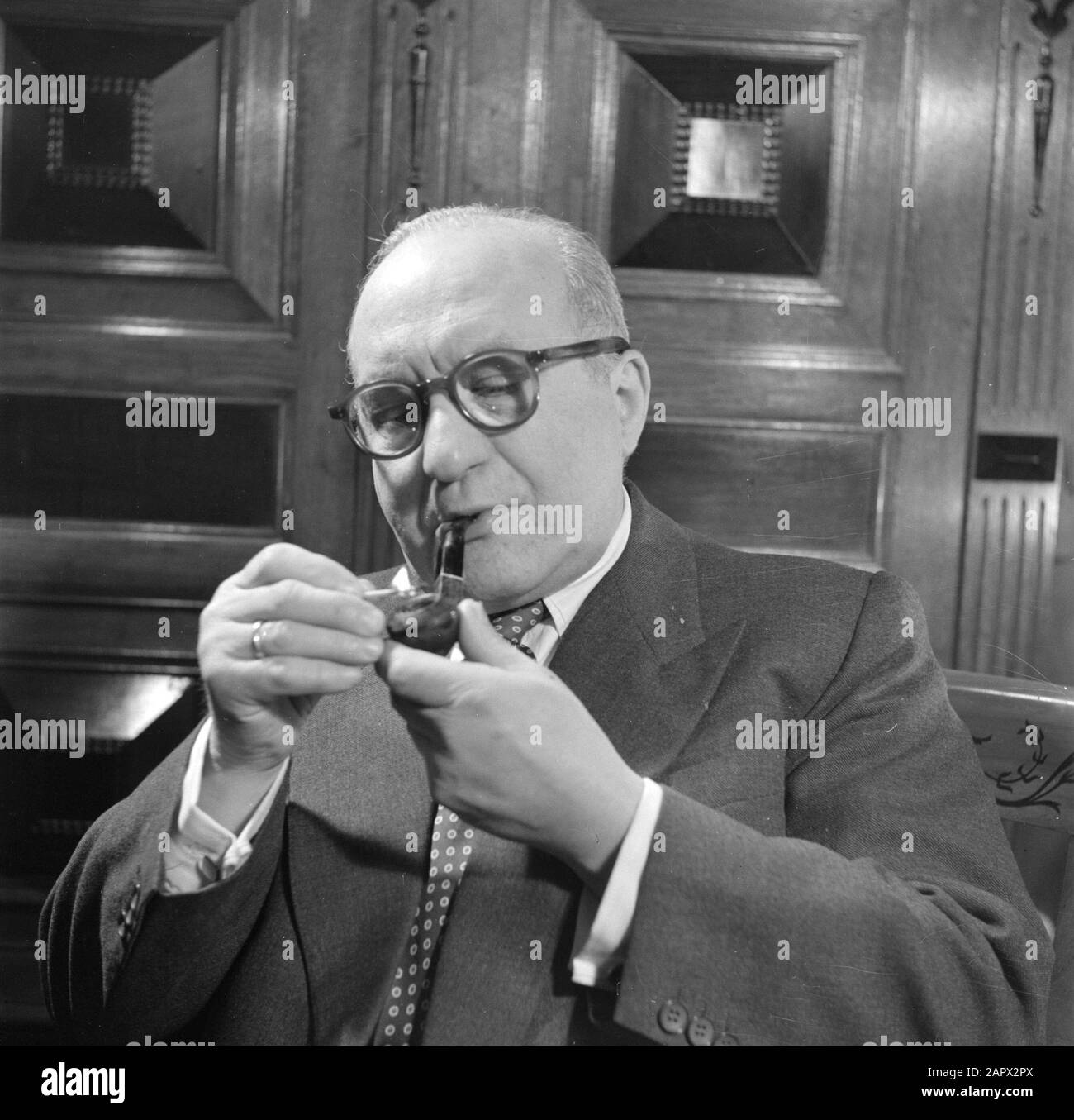 Portrait Portrait of Alfons Fink Burning a pipe Annotation: Alfons Fink est un acteur allemand Date: 3 janvier 1953 mots clés: Fumage Nom personnel: Fink, Alfons Banque D'Images