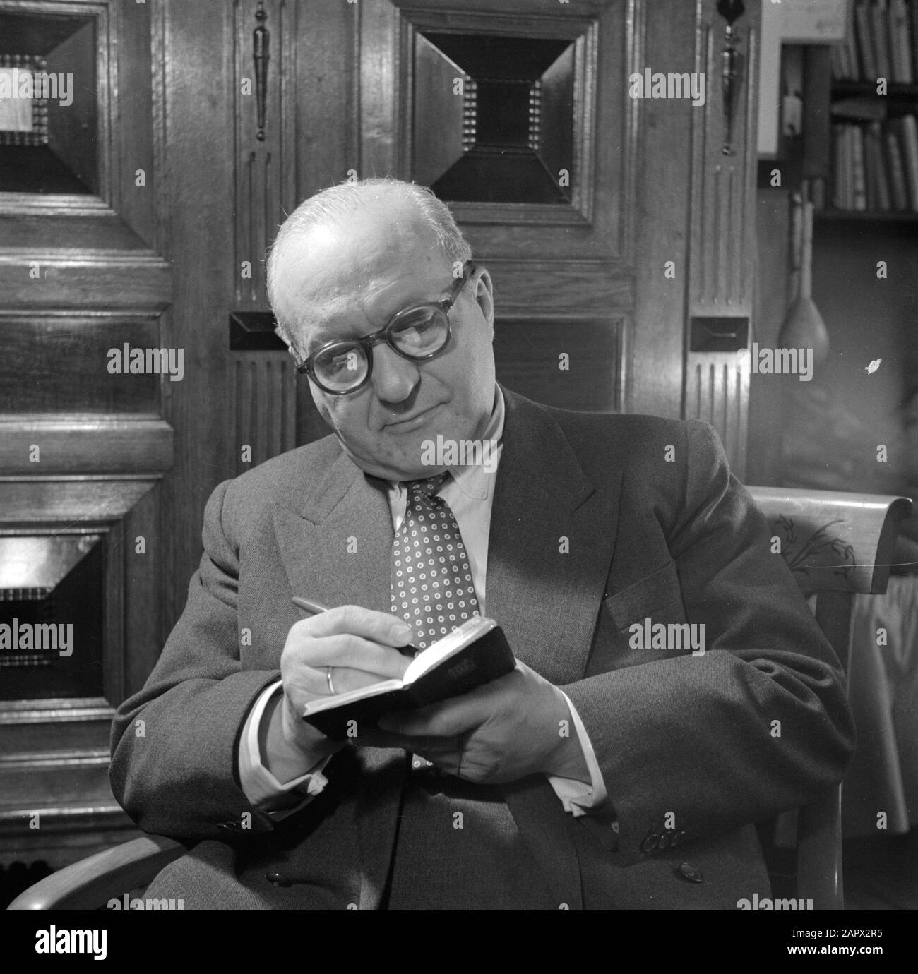 Portrait Portrait des Alfons Fink avec une brochure d'écriture Annotation: Alfons Fink est un acteur allemand Date: 3 janvier 1953 Nom personnel: Fink, Alfons Banque D'Images
