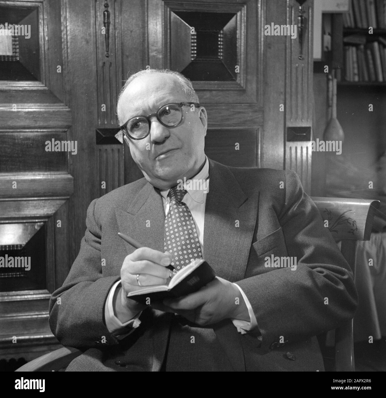 Portrait Portrait des Alfons Fink avec une brochure d'écriture Annotation: Alfons Fink est un acteur allemand Date: 3 janvier 1953 Nom personnel: Fink, Alfons Banque D'Images