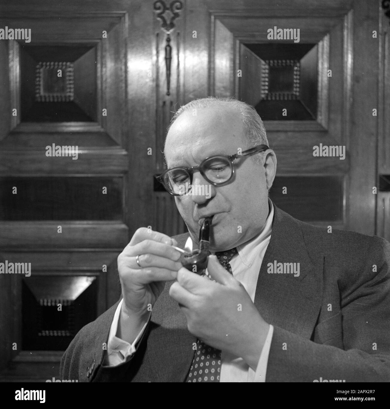 Portrait Portrait of Alfons Fink Burning a pipe Annotation: Alfons Fink est un acteur allemand Date: 3 janvier 1953 mots clés: Fumage Nom personnel: Fink, Alfons Banque D'Images