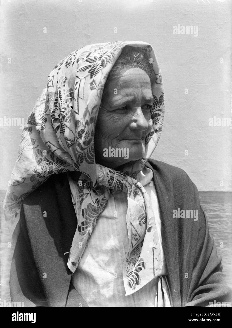Madeira Portrait de la vieille femme avec foulard fleuri Date: 1934 lieu: Madère, Portugal mots clés: Mouchoirs, femmes Banque D'Images