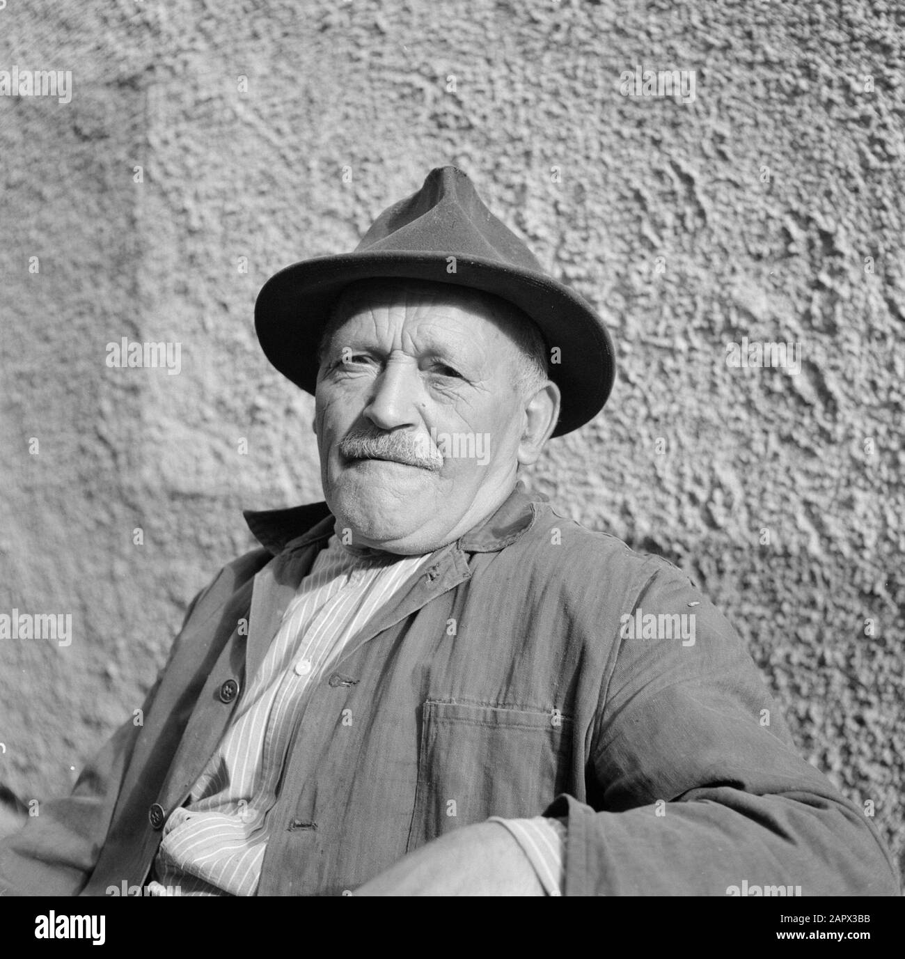 Moselle: Viticulture Portrait de vigneron Römer, 77 ans Date: 1959 lieu: Allemagne, Kröv, Rhénanie-Palatinat, Allemagne de l'Ouest mots clés : travailleurs agricoles, portraits, viticulture Nom personnel: Römer, Banque D'Images