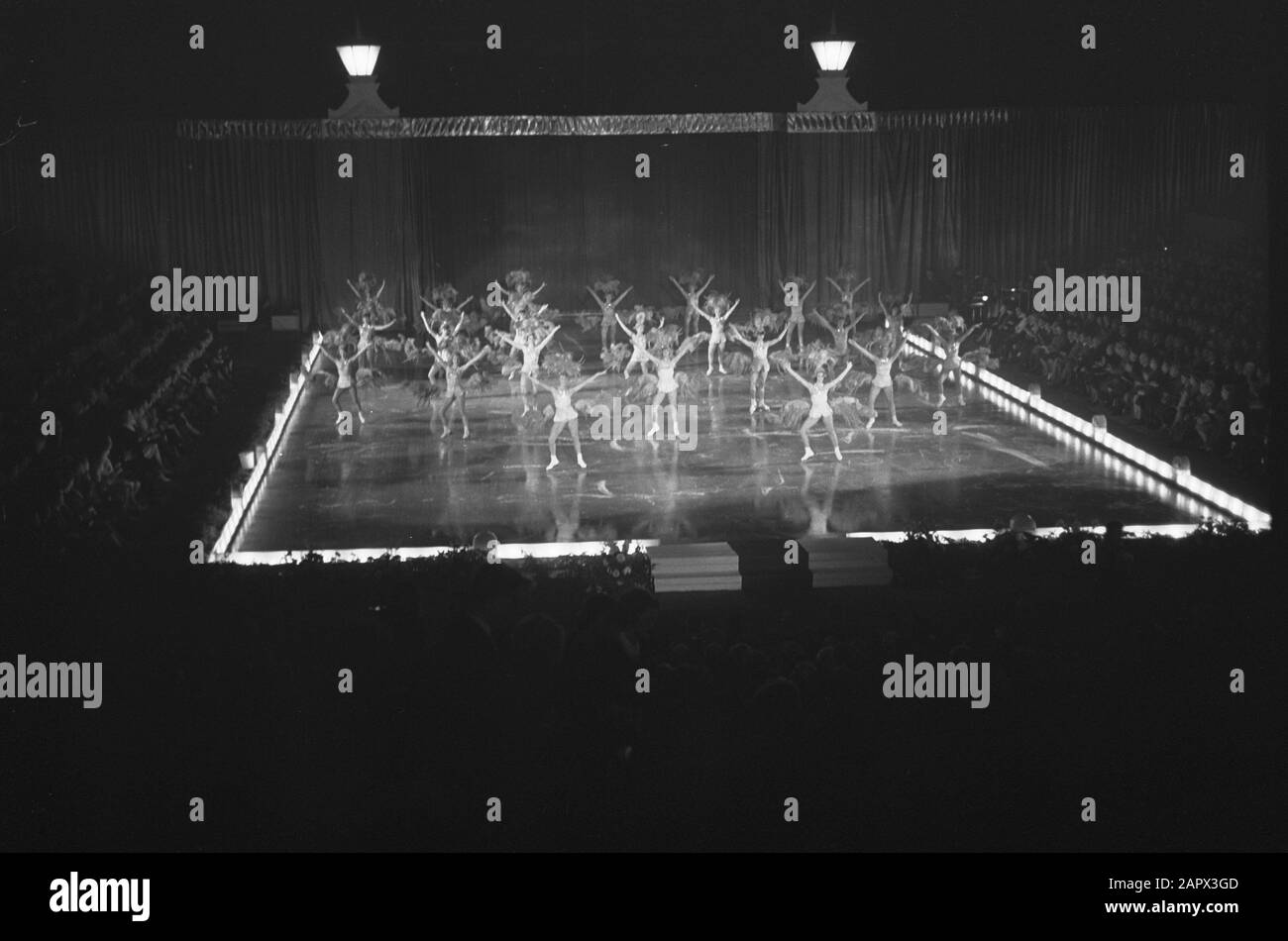 Premiere Viennese IJsrevue in RAI, sous le titre Kapoole le ballet sur glace sur le plancher Date: 31 octobre 1962 mots clés: IJRREVUES, PREMIÈRES Nom de l'institution: RAI Banque D'Images