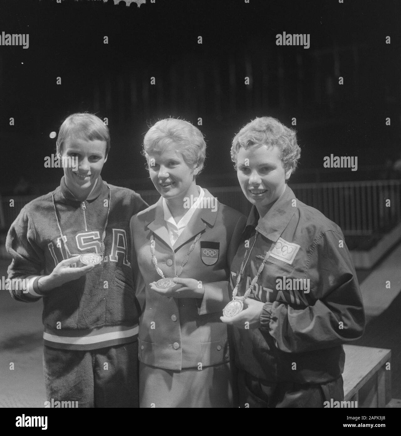 Jeux olympiques à Rome, prix-gagnants 3 mètres de rayon schoonjumping v.l.n.n. Paula Pope (USA), 2ème, Ingrid Krämer (Dld) 1 te et Elisabeth Ferris (GB) 3ème Date: 28 août 1960 lieu: Rome mots clés: Saut, sport Nom De La Personne: Ferris, Elisabeth, Krämer, Ingrid, Pope, Paula Nom de l'institution: Jeux olympiques Banque D'Images