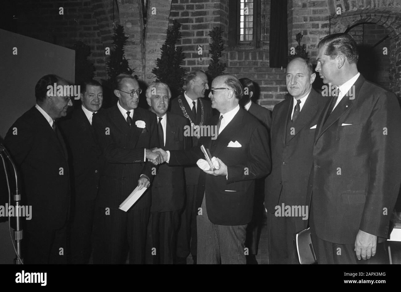 Ibero-Amerikadag 1965, destiné à renforcer les relations économiques et culturelles entre les Pays-Bas et la partie anglophone hispano-portugaise du monde, ouvert à Ridderzaal dans Les Prins de la Haye Bernhard (3 à partir de gauche) durant l'ouverture Date: 19 octobre 1965 lieu: La Haye, Zuid-Holland mots clés: Congrès, ouvertures, princes Nom personnel: Bernhard, prince (1911-2004) Banque D'Images