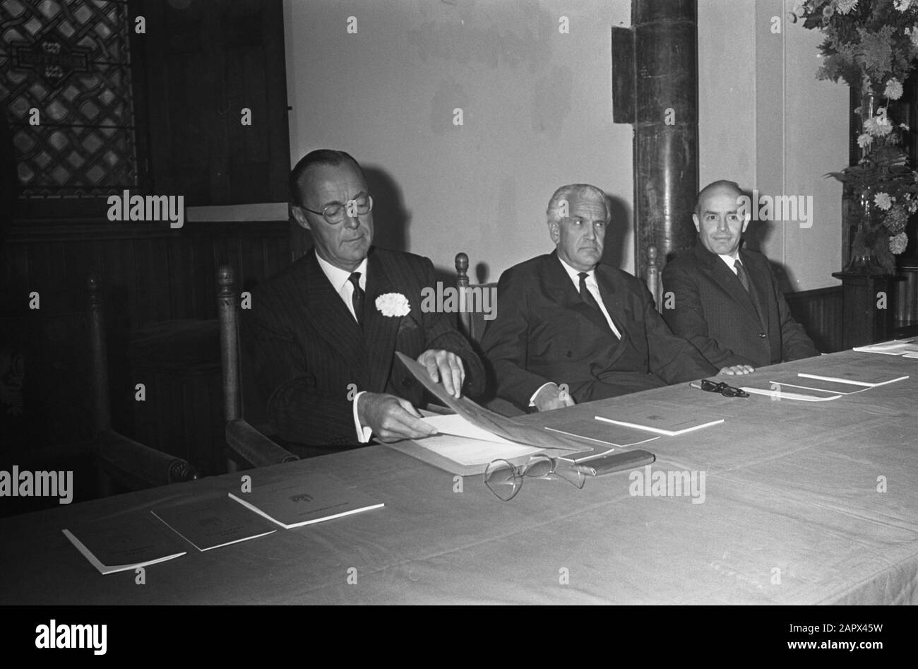 Ibero-Amerikadag 1965, destiné à renforcer les relations économiques et culturelles entre les Pays-Bas et la partie anglophone hispano-portugaise du monde, ouvert à Ridderzaal à la Haye Prins Bernhard au cours de l'ouverture Date: 19 octobre 1965 lieu: La Haye, Zuid-Holland mots clés: Congrès, ouvertures, princes Nom personnel: Bernhard, prince (1911-2004) Banque D'Images