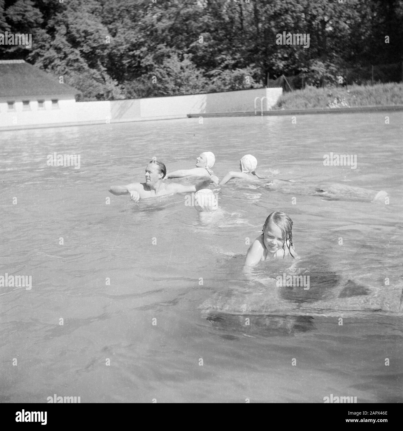 La famille royale à Soestdijk Palace Prins Bernhard, Princess Juliana, Princess Beatrix et Princess Irene dans la piscine dans le jardin du palais Date: {CA. 1947} lieu: Baarn, Utrecht (province) mots clés : Maison royale, princes, princesses, piscines Nom personnel: Beatrix (princesse néerlandaise), Bernhard (prince-Bas), Irene (princesse-Pays-Bas), Juliana (princesse-Bas) Banque D'Images