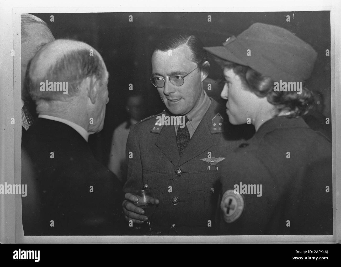 HIE [Pays-Bas en Angleterre]/Anefo Londres series le Prince Bernhard a assisté à une réception donnée par la Société anglo-Batavière au Overseas League Club pour rencontrer des ministres et des fonctionnaires. Prince Bernhard dans la conversation avec les invités Annotation: Repronegative. En 1944, le nom a été changé en Anglo-Netherlands Society Date: 1942 lieu: Grande-Bretagne mots clés: Princes, réceptions, seconde Guerre mondiale Nom personnel: Bernhard, prince Banque D'Images