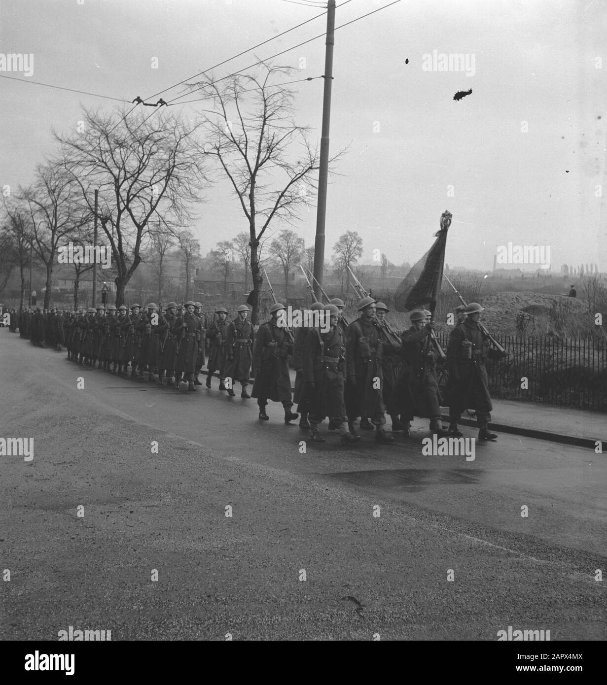 Brigade Princesse Irene. Funérailles de l'officier de liaison britannique, le colonel Bernhardt. Défilé avec drapeau drapé Date: 1943 lieu: Grande-Bretagne mots clés: Obsèques, armée, officiers, soldats, seconde Guerre mondiale Nom personnel: Bernhardt, Banque D'Images