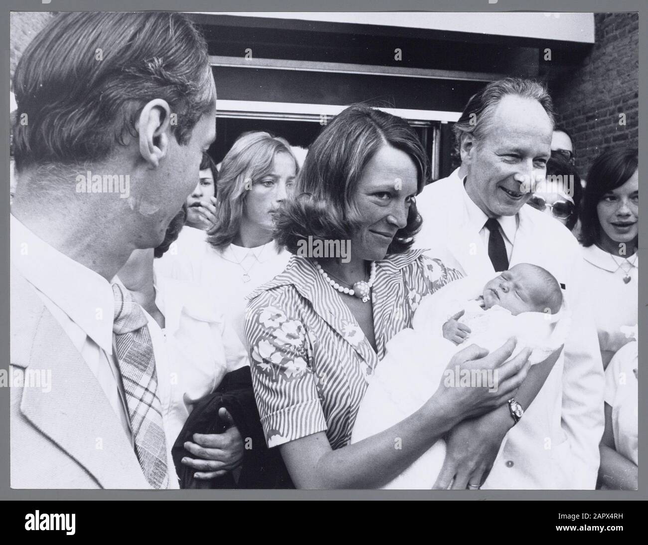 La princesse Irene et le prince Carlos Hugo quittèrent avec bébé Maria Carolina Christina l'hôpital St. Radboud de Nijmegen. Arbre De Mât Du Professeur Droit. Date: 1974 mots clés: Maison royale, princes, princesses Nom personnel: Carlos Hugo, Prince de Bourbon de Parme, Carolina, Princess, Irene, Princess, Mast Tree, Prof Banque D'Images