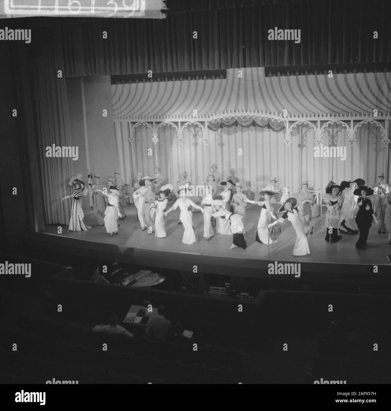 Répétition de costumes Ma Dame de foire, vue d'ensemble de la scène Date : 21 septembre 1960 mots clés : Toneel, vues d'ensemble Banque D'Images