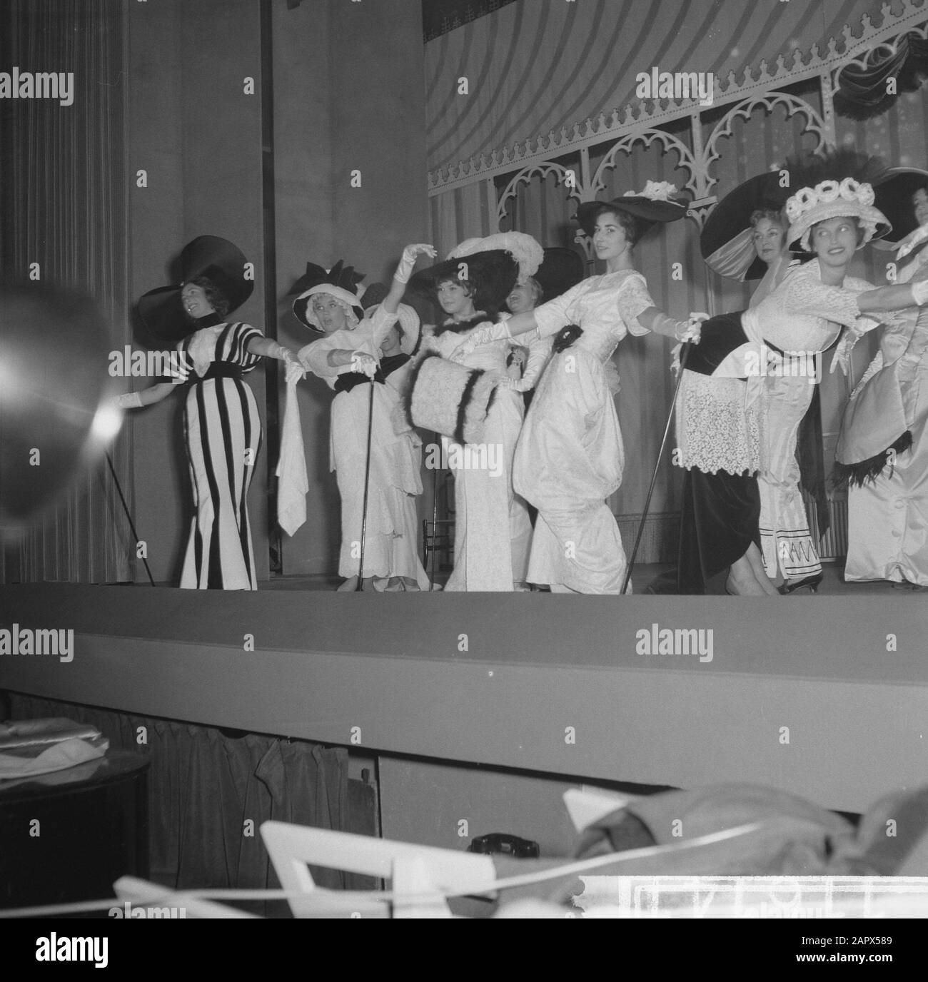 Répétition de costumes Ma Dame de foire, vue d'ensemble de la scène Date : 21 septembre 1960 mots clés : Toneel, vues d'ensemble Banque D'Images