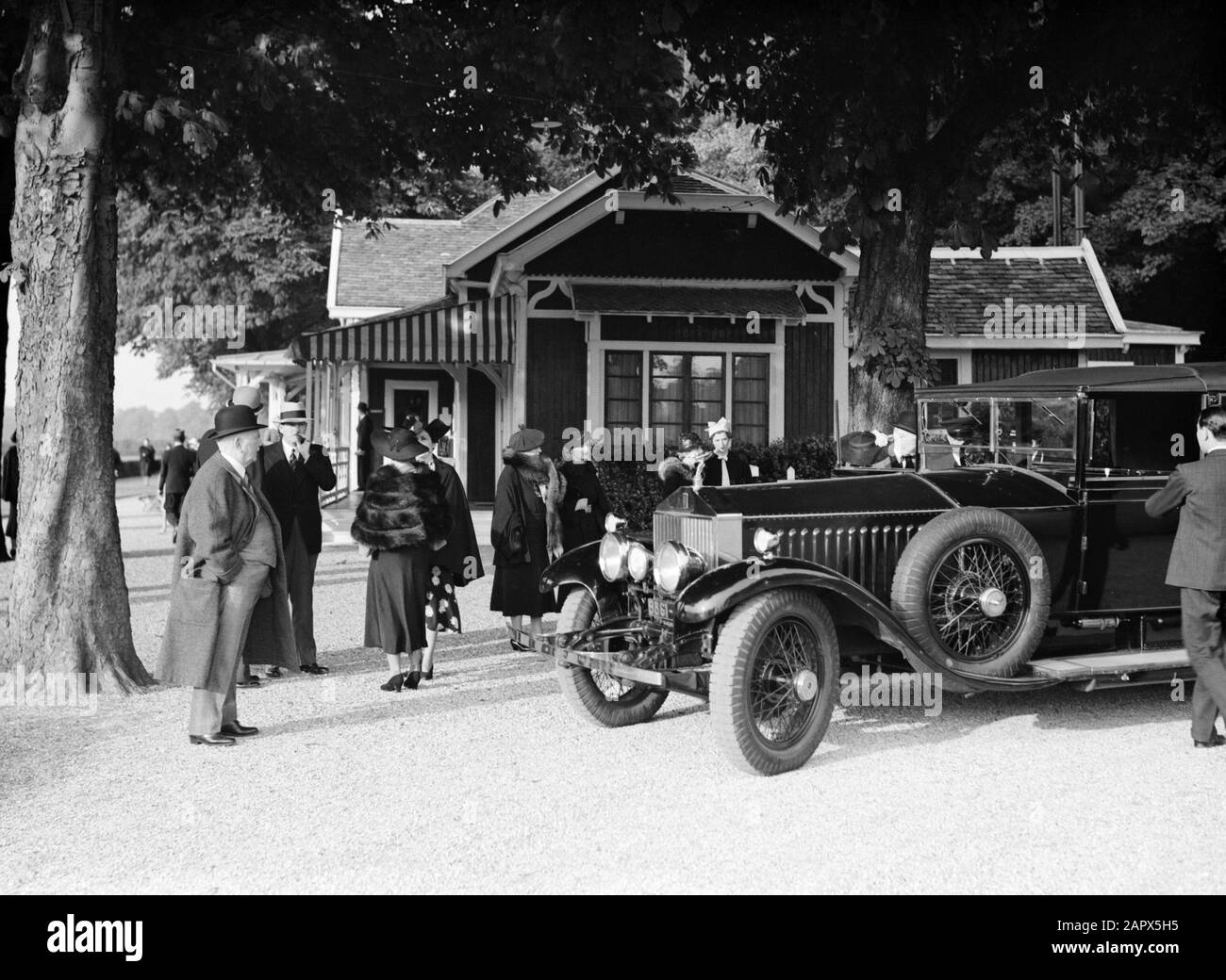 Polo Au Parc De Bagatelle Audience À Une Rolls Royce Date: Juin 1936 Lieu:  France, Paris Mots Clés: Voitures, Loisirs Photo Stock - Alamy
