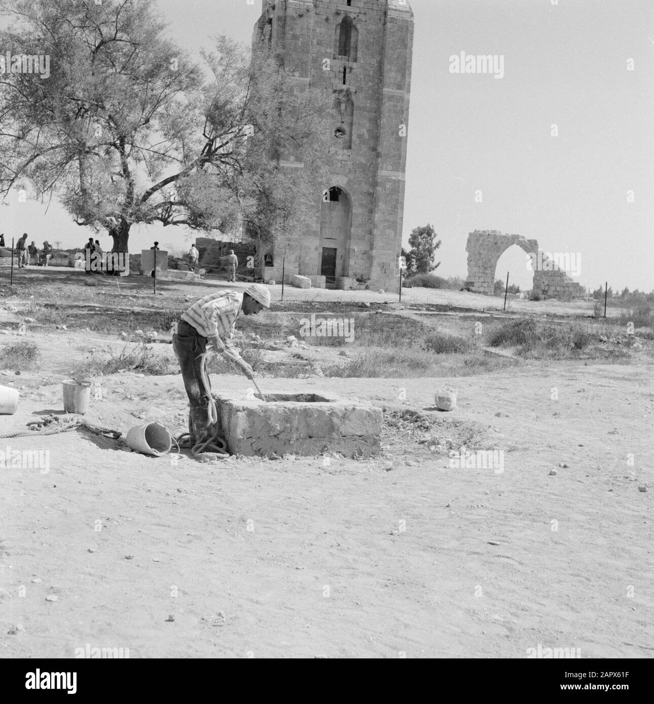 Ramle. La Tour Blanche et les ruines de la Mosquée blanche. Un homme tire de l'eau de la citerne située sous le site de la mosquée Date: 1 janvier 1963 lieu: Israël, Ramla mots clés: Architecture, citernes, gothique, Islam, mosquées, murs, ruines, tours, gestion de l'eau Banque D'Images