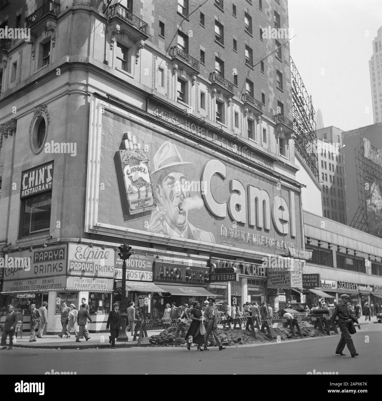 Images de rue de New York Vrai panneau de fumée pour la marque de cigarette Camel on Times Square Date: Juin 1948 lieu: New York (ville), États-Unis mots clés: Panneaux d'affichage, images de rue Banque D'Images
