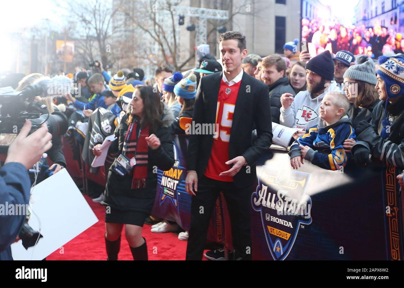 St. Louis, États-Unis. 24 janvier 2020. St. Louis Blues goaltender Jordan Binnington marche sur le tapis rouge avant d'entrer dans le Enterprise Center pour le concours de compétences à St. Louis le vendredi 24 janvier 2020. Le jeu All Star 2020 sera joué au Enterprise Center le samedi 25 janvier 2020. Photo de Bill Greenblatt/UPI crédit: UPI/Alay Live News Banque D'Images