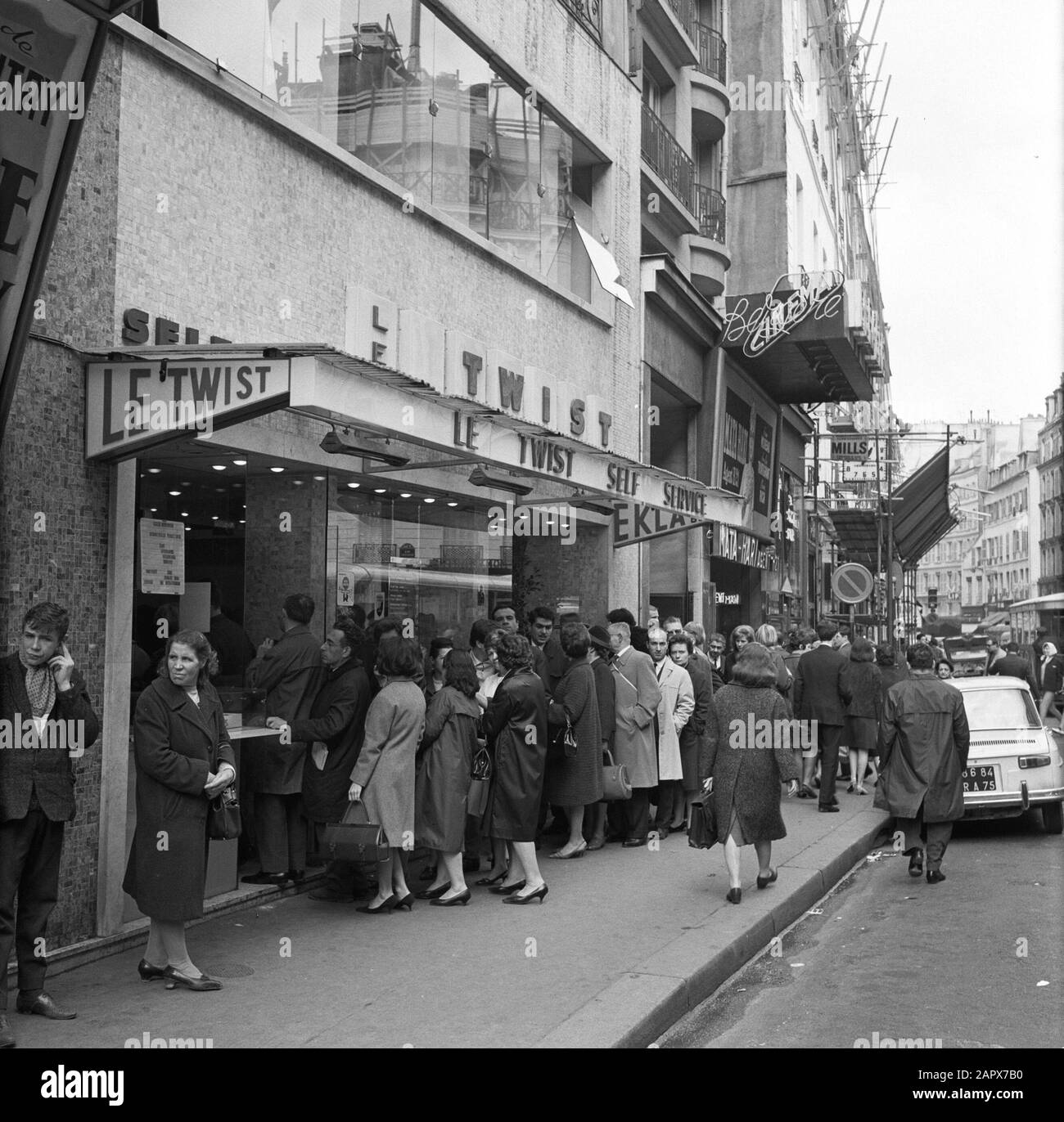 Pariser Bilder [Paris Street Life] Row devant l'entrée du restaurant en libre-service le Twist Date: 1965 lieu: France, Paris mots clés: Extérieur, foule, restaurants, sculptures de rue Banque D'Images