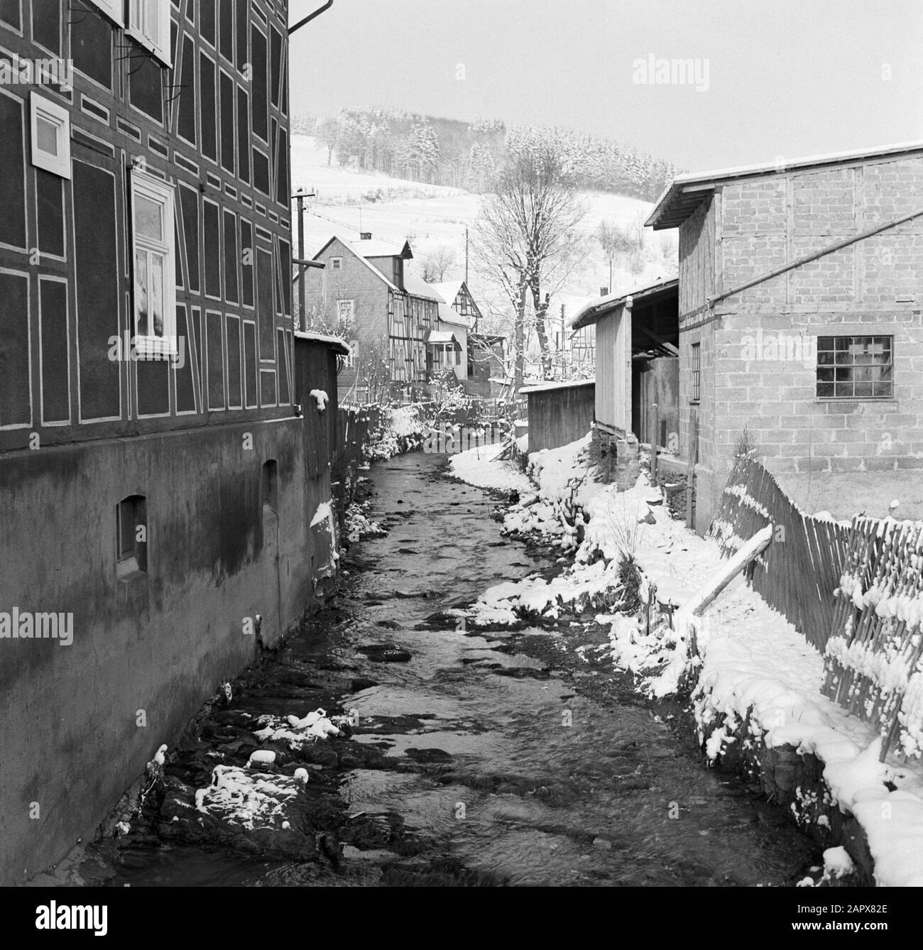 Rivière Rothaargebergte l'Odeborn à Girkhausen en hiver Date: Non daté lieu: Allemagne, Girkhausen, Rhénanie-du-Nord-Westphalie, Allemagne de l'Ouest mots clés: Ruisseaux, images de village, neige, hiver Banque D'Images