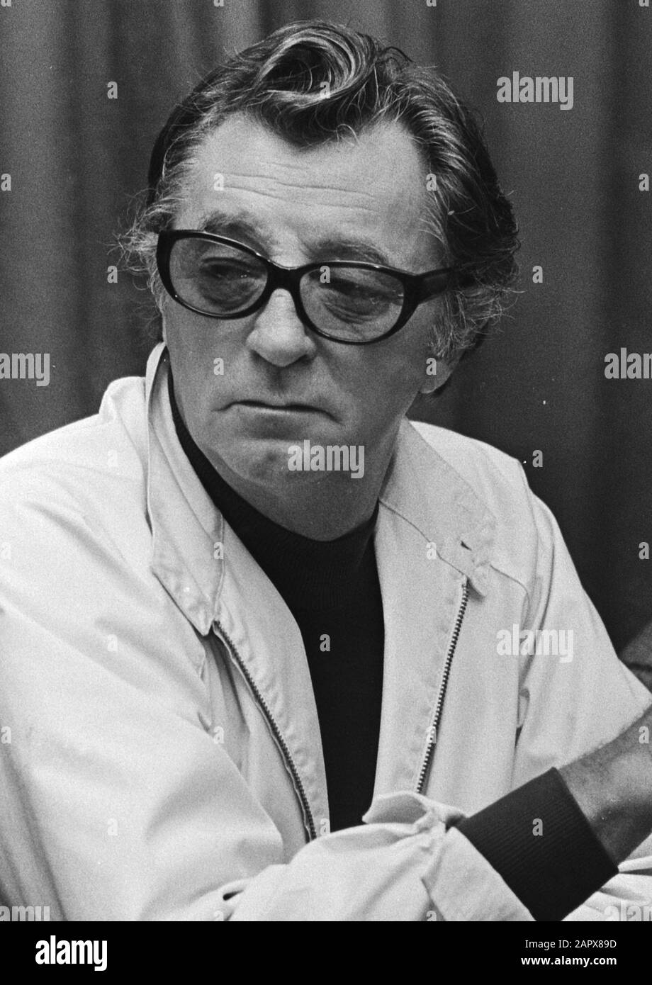 Robert Mitchum (à droite) et Leslie Nielsen donnent une conférence de presse à Amsterdam Hilton sur le film The Amsterdam Kill; Banque D'Images