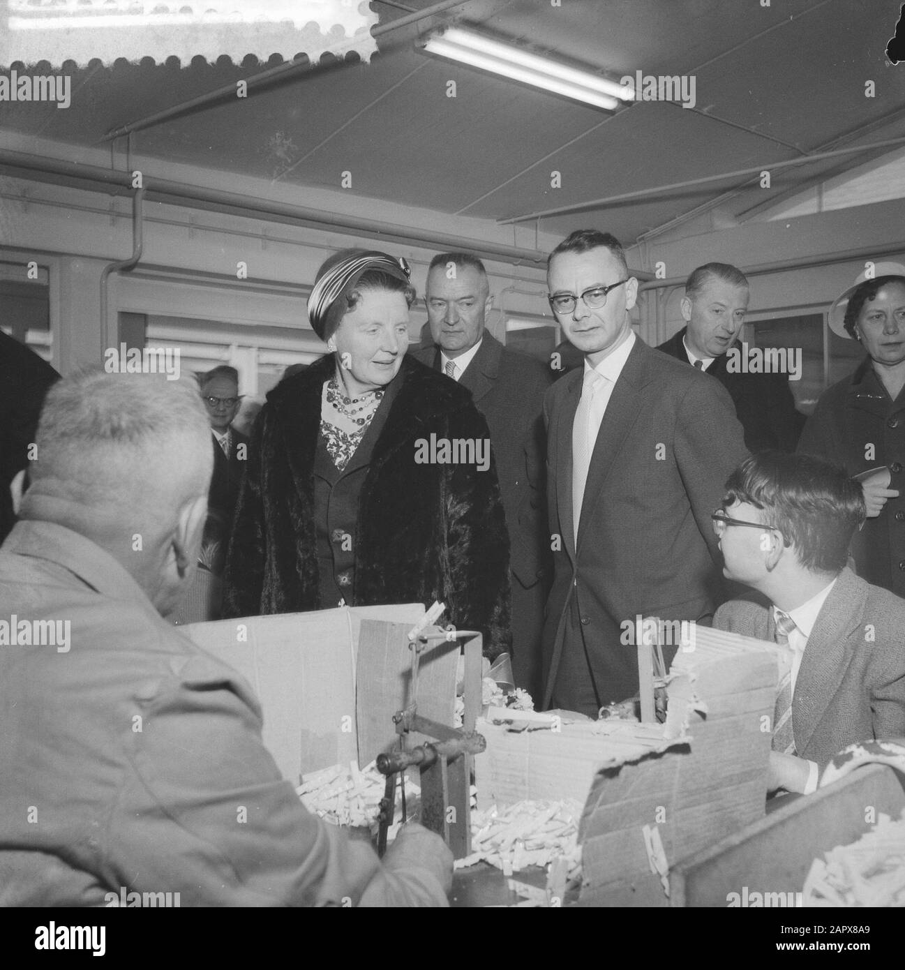 La Reine visite Ede-Wageningen, à gauche de Son Majestei le directeur de la fondation S. T. Heekelaai Date : 20 mars 1960 mots clés : Queen Banque D'Images