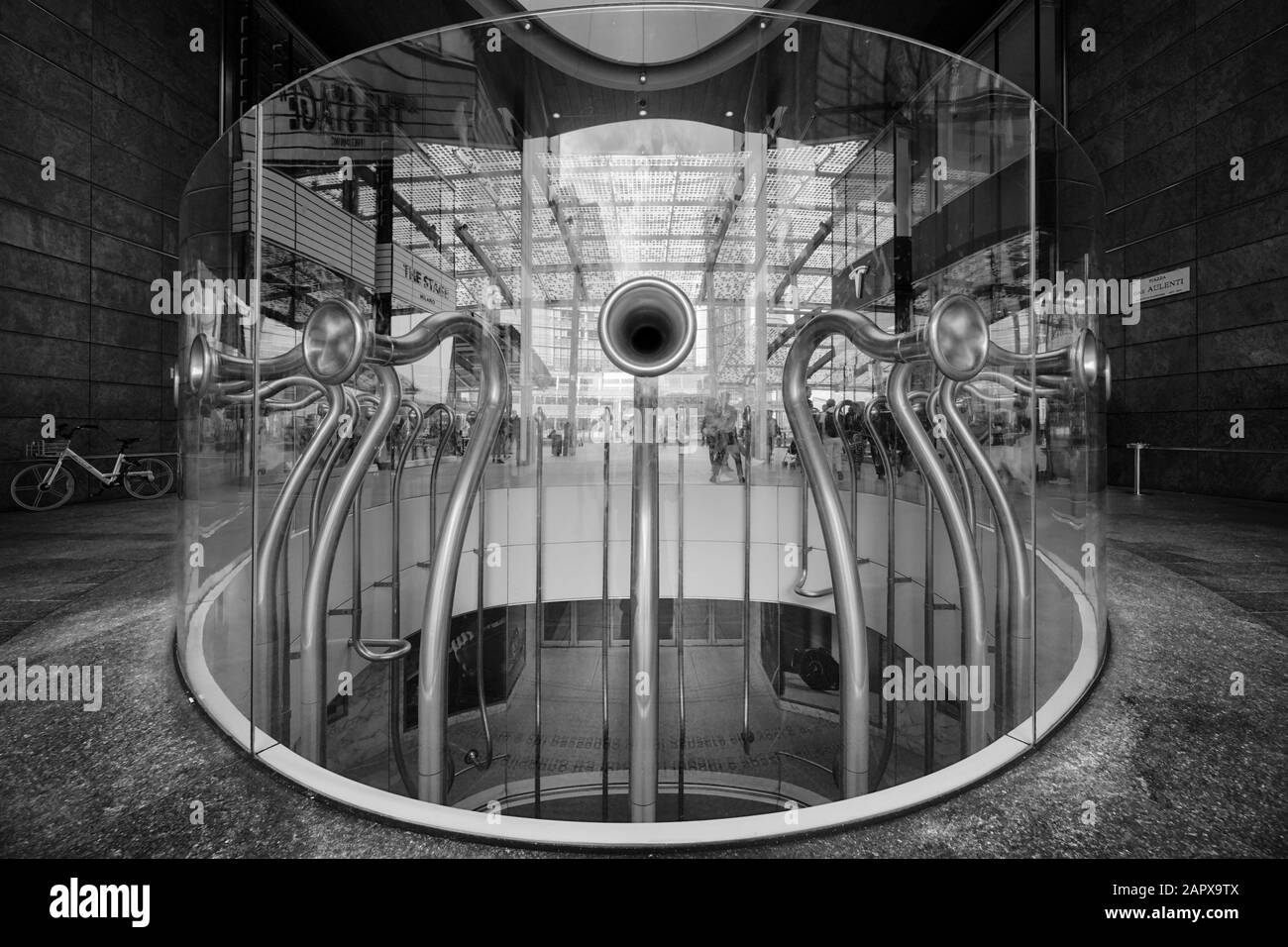 'Le voci della città' (Voices of the City) artkork by Alberto Garutti (2012) composé de 23 tubes intercoms sur la piazza Gae Aulenti, Milan, Italie Banque D'Images