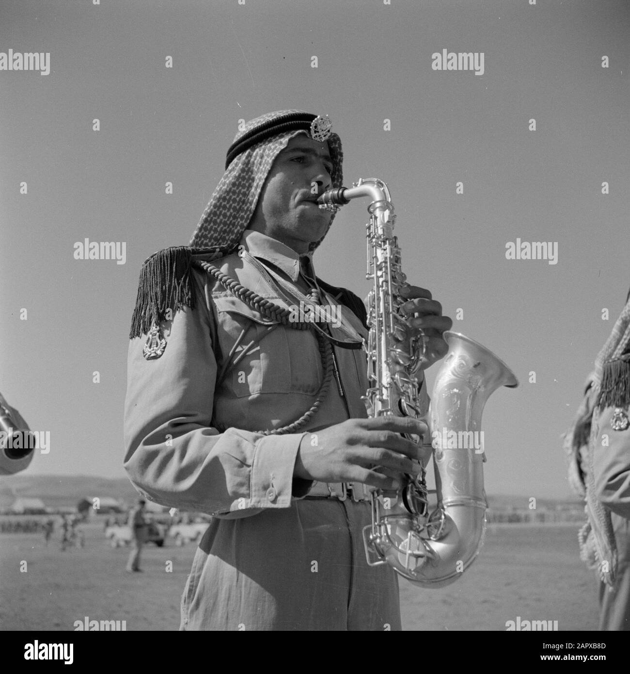 Moyen-Orient 1950-1955 : Jordan - Amman lecteur saxophone dans le corps musical de l'Honneur royale à une parade Date : 1950 lieu : Amman, Jordanie mots clés : corps fanfare, militaire, parades, saxophonistes Banque D'Images