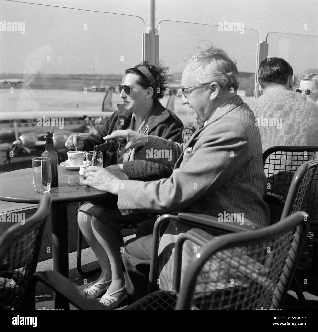 Administrateur de Schiphol Jan Dellaert administrateur de Schiphol Jan Dellaert et sa femme Hilde sur la terrasse de l'aéroport avec une super constellation KLM Lockheed Date : mai 1954 lieu : Amsterdam, Noord-Holland, Schiphol mots clés : terrasses, aéroports Nom personnel : Dellaert, Jan, Hilde, O'Dell, P. Nom de l'établissement : Schiphol Banque D'Images