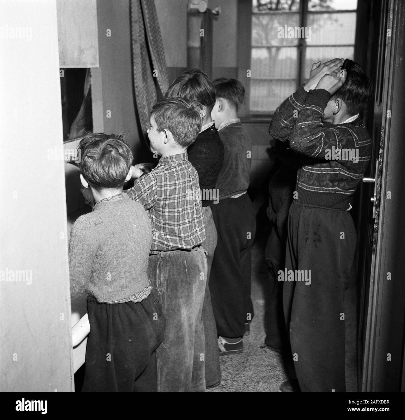 Rhin navigation, rapport sur l'école d'embarquement du navire à Mannheim  les enfants de chaudières se laver les mains et peignent leurs cheveux  avant de manger Date: 1 avril 1955 lieu: Allemagne, Mannheim,