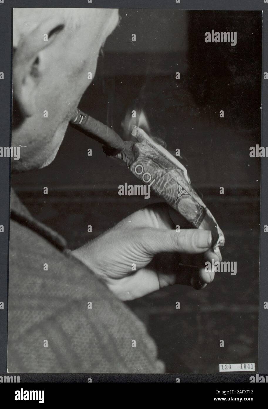 [Series Money purification] Légende le début est là... le bon guilde néerlandais revient. Autrefois un échantillon de bragging et de déchets, maintenant amère gravité et pour beaucoup de Zwarte Pieten encore le seul avantage de leur 100-jes Date: Juillet 1945 mots clés: Billets, purification de trésorerie, cigares, seconde Guerre mondiale Banque D'Images