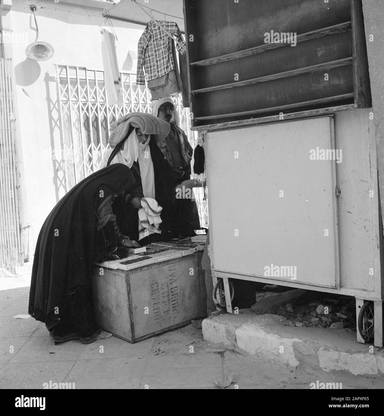 Israël: Bersheba Shaslik vendeur avec des clients, y compris deux femmes Date: Non daté lieu: Beersheba, Bersheba, Israël mots clés: Commerce, images de rue, nourriture Banque D'Images
