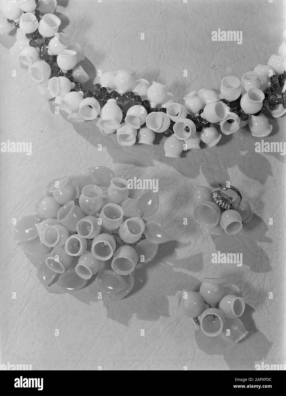 Reportage Marie Chauvel Bijoux fait de verre par la fa. Marie Chauvel Décoration Date : juin 1936 lieu : France, Paris mots clés : verre, verre, bijoux Banque D'Images