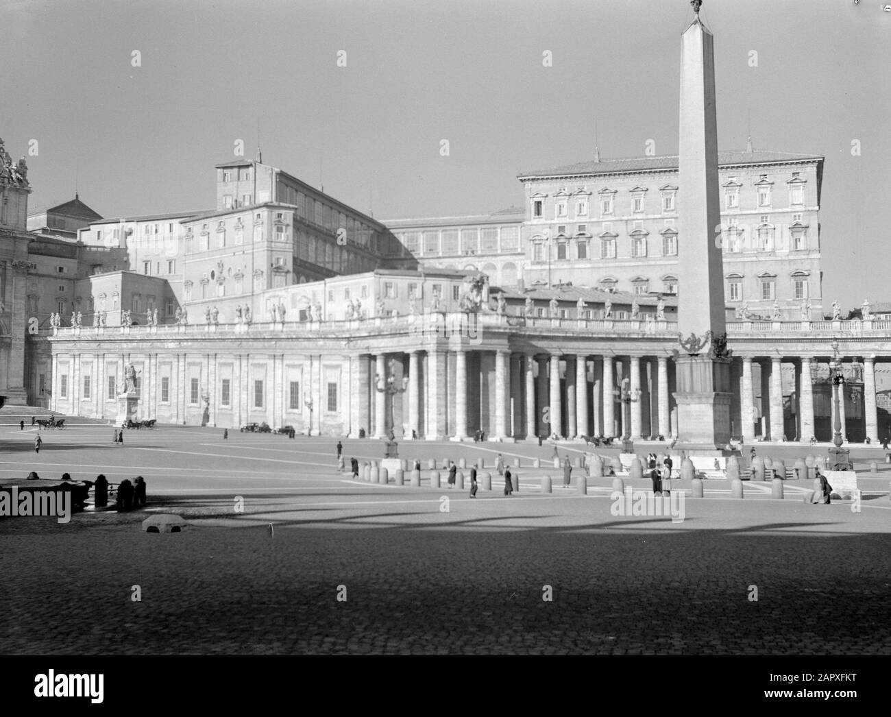 Rome: Visite de la Cité du Vatican place Saint Pierre avec l'obélisque égyptien de colonnade et le Palais apostolique Date: Décembre 1937 lieu: Italie, Rome, Cité du Vatican mots clés: Catholicisme, édifices religieux, palais, places Nom de l'institution: Saint Pierre, Vatican Banque D'Images