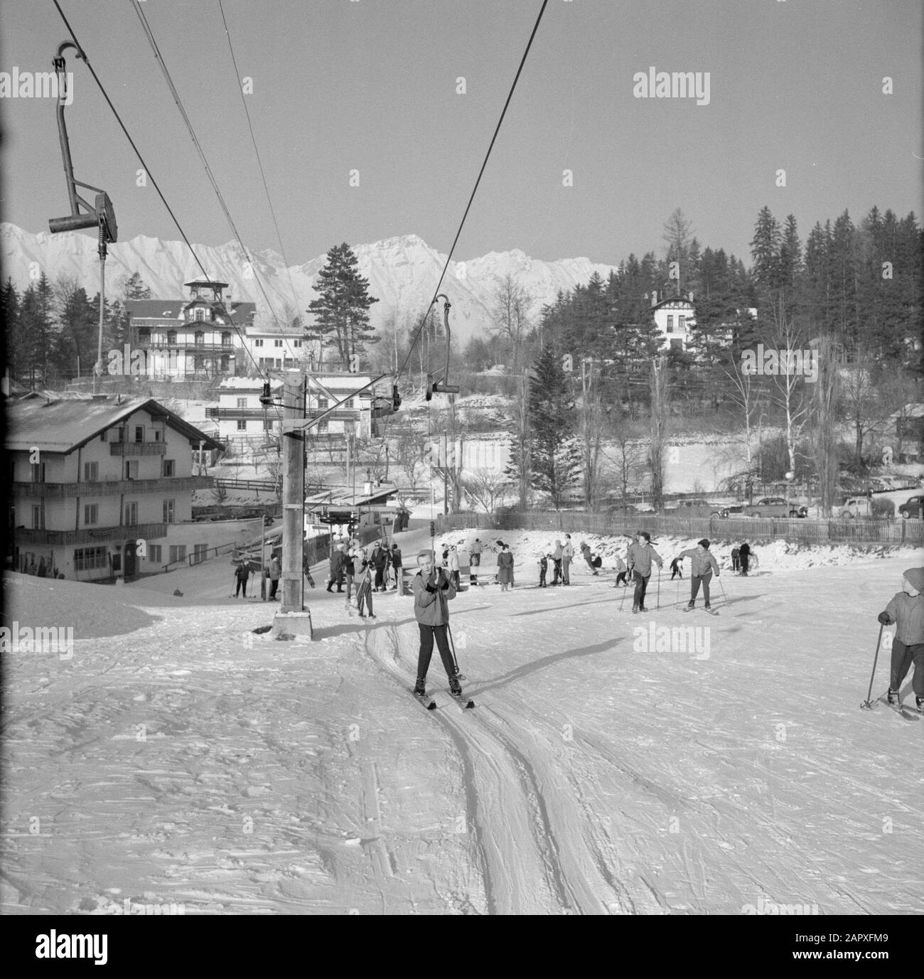 Hiver au Tyrol Skieurs au télésiège Date: Janvier 1960 lieu: Igls, Autriche, Tyrol mots clés: Montagnes, villages, paysages, remontées mécaniques, ski, neige, hiver, sports d'hiver Banque D'Images