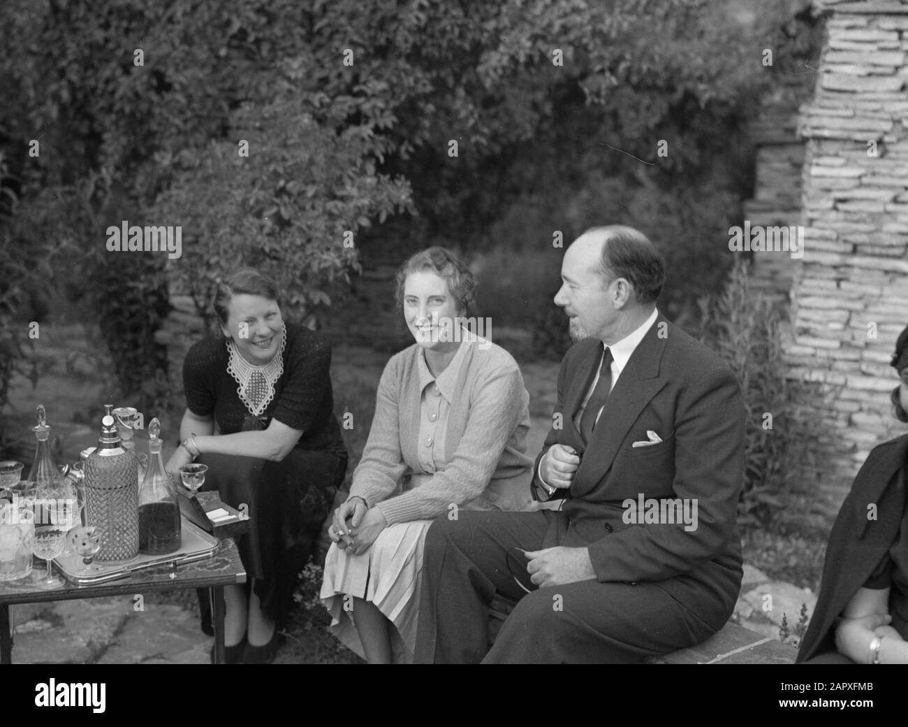 Sir Hubert Wilkins Sir Hubert Wilkins avec deux femmes dans un jardin probablement en Ecosse ou en Angleterre. Gauche de la femme des sondages Nell Langlais Annotation: Sir George Hubert Wilkins (1888-1958) était géologue, photographe et explorateur australien. Il s'est marié en 1929 à l'actrice Suzanne Bennett Date: 1932 lieu: Grande-Bretagne mots clés: Jardins Nom personnel: Langlais, Nell, Wilkins, George H. Banque D'Images