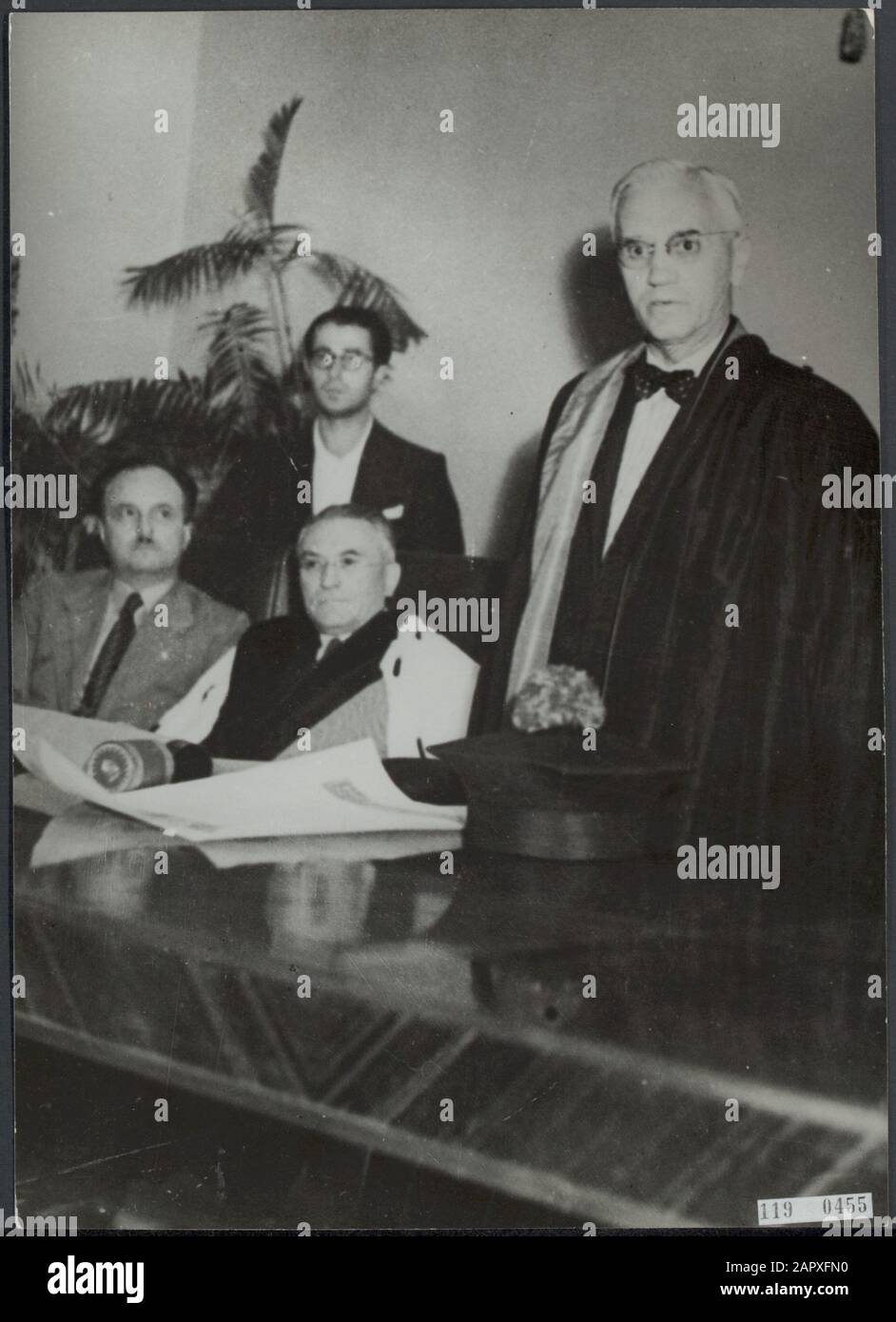 Sir Alexander Fleming (1881-1955) prononce un discours dans l'auditorium de l'Université de Rome en 1945 à l'occasion de sa réception d'un doctorat honorifique. Sir Alexander Fleming est le découvreur de la substance active de la pénicilline et a reçu le prix Nobel de médecine en 1945 avec Ernst Boris Chain et Howard Walter Florey, pour le développement de l'antibiotique. Date: Octobre 1945 lieu: Italie, Rome mots clés: Médecins, doctorats honorifiques, physiologistes, physiologistes, professeurs, lauréats du prix Nobel Nom personnel: Fleming Sir Alexander Banque D'Images