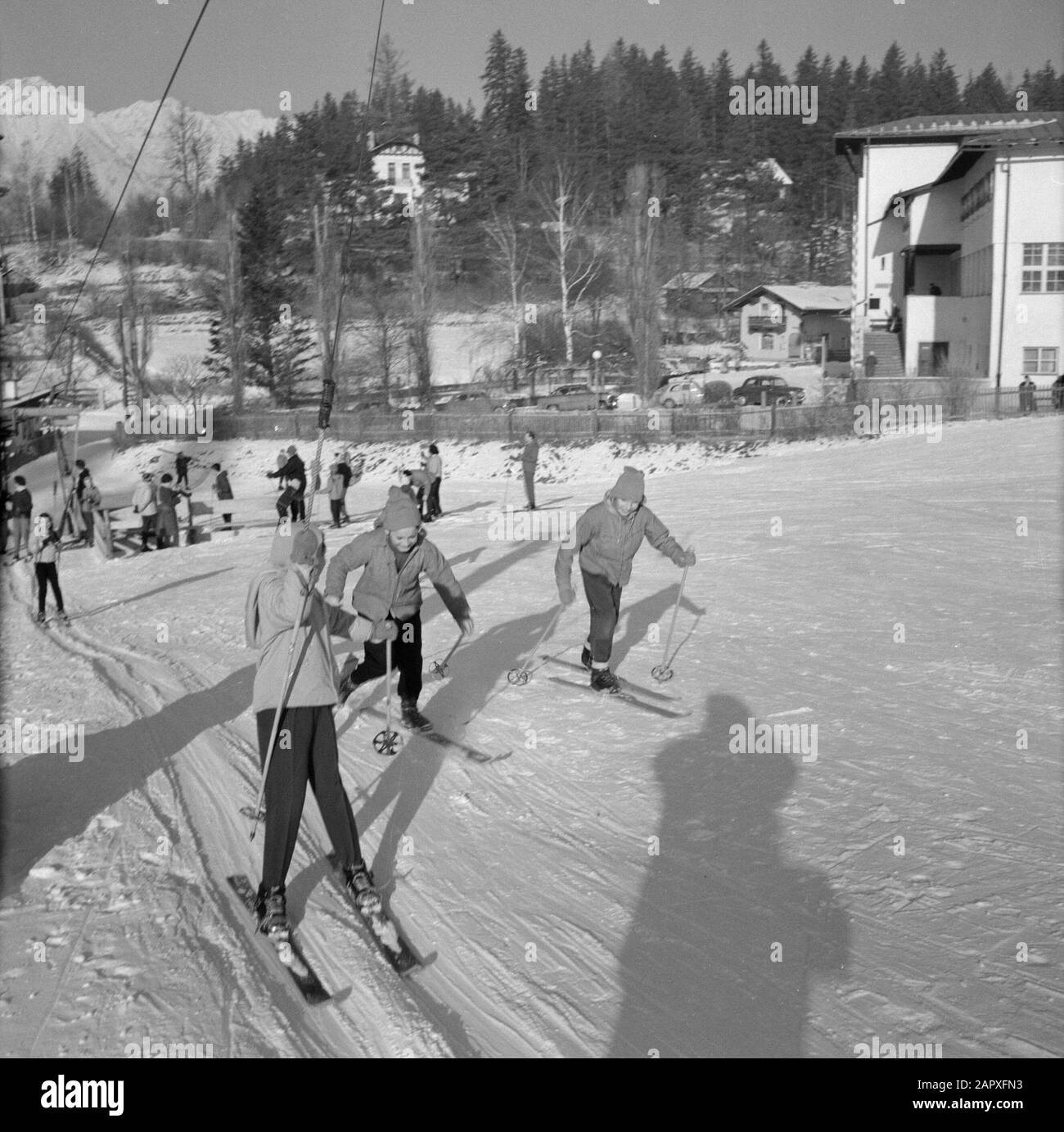 Hiver au Tyrol Skieurs au télésiège Date : janvier 1960 lieu : Igls, Autriche, Tyrol mots clés : montagnes, remontées mécaniques, ski, neige, hiver, sports d'hiver Banque D'Images