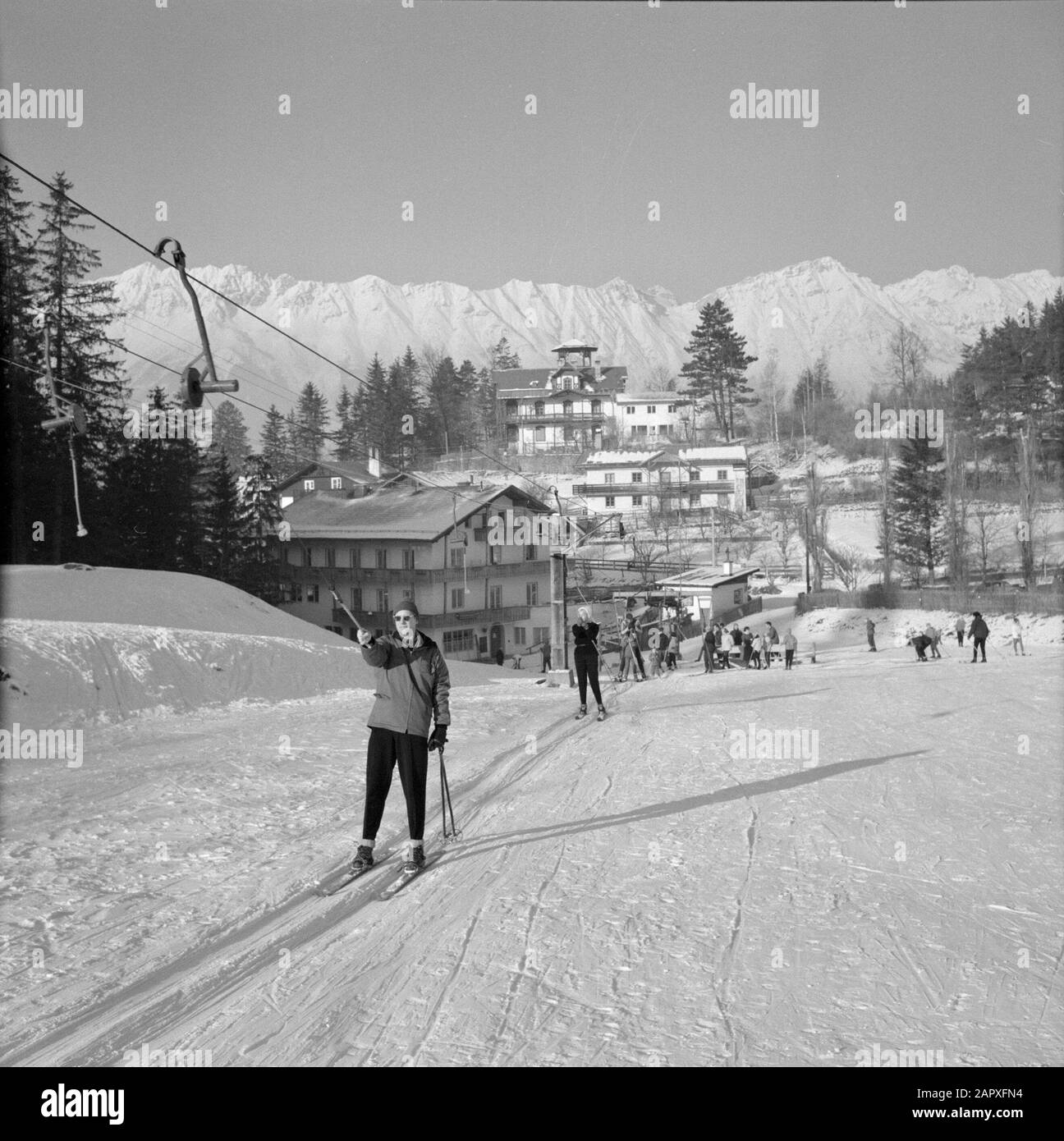 Hiver au Tyrol Skieurs au télésiège Date: Janvier 1960 lieu: Igls, Autriche, Tyrol mots clés: Montagnes, villages, paysages, ski de fond, remontées mécaniques, panoramas, skieurs, ski, neige, villes, vacances, hiver, sports d'hiver, sports d'hiver, sports d'hiver Banque D'Images