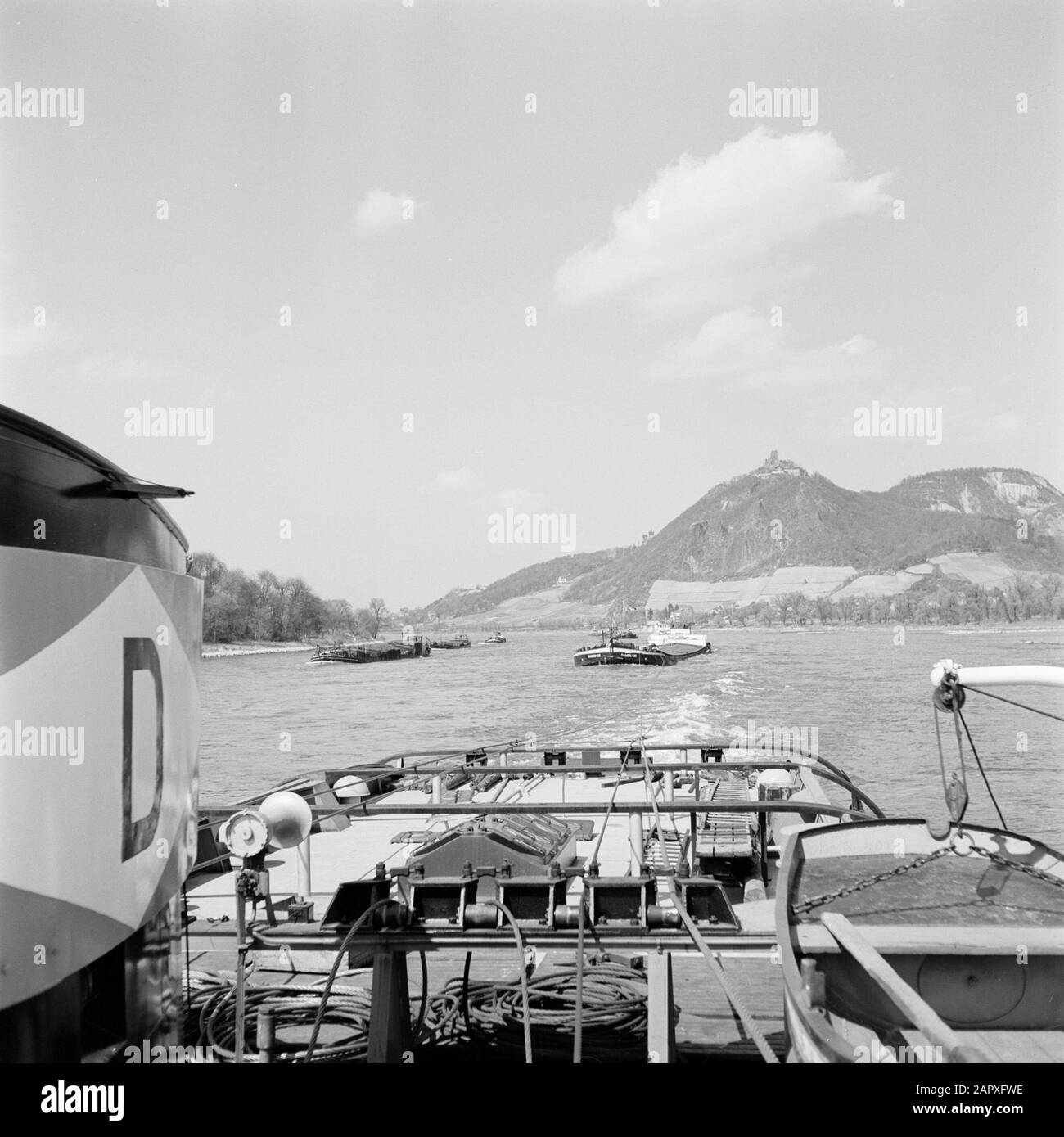 Rhin navigation, rapport de tugboat Damco 9: Allemagne de l'Ouest dormir à Drachenfels avec ruine Burg Drachenfels vu de la Damco 9 Date: 1 avril 1955 lieu: Drachenfels, Allemagne, Allemagne de l'Ouest mots clés: Bateaux intérieurs, collines, châteaux, rivières, ruines, remorqueurs Banque D'Images