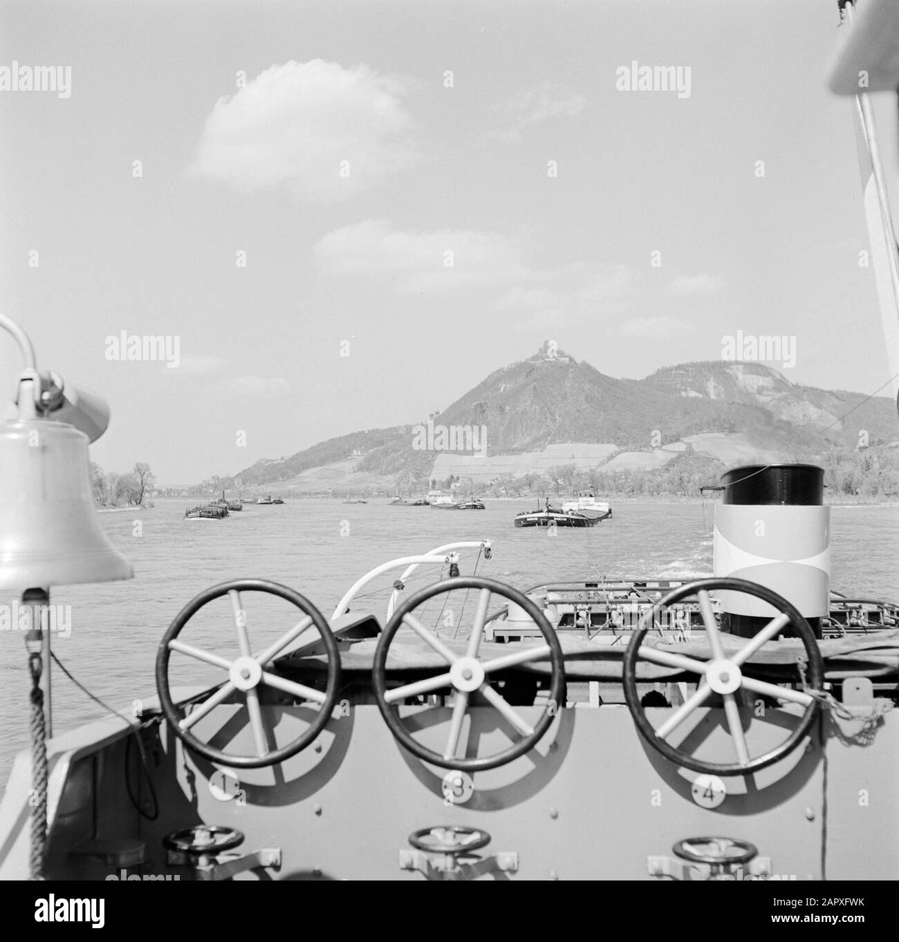 Rhin navigation, rapport de tugboat Damco 9: Allemagne de l'Ouest dormir à Drachenfels avec ruine Burg Drachenfels vu sur les freins de plage de la Damco 9 Date: 1 avril 1955 lieu: Drachenfels, Allemagne, Allemagne de l'Ouest mots clés: Bateaux intérieurs, collines, châteaux, rivières, ruines, remorqueurs Banque D'Images