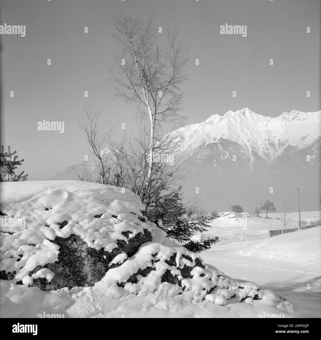 Hiver au Tyrol Paysage des neiges avec les montagnes Karwendel en arrière-plan Date: Janvier 1960 lieu: Autriche, Sistrans, Tyrol mots clés: Montagnes, paysages, neige, hiver Banque D'Images