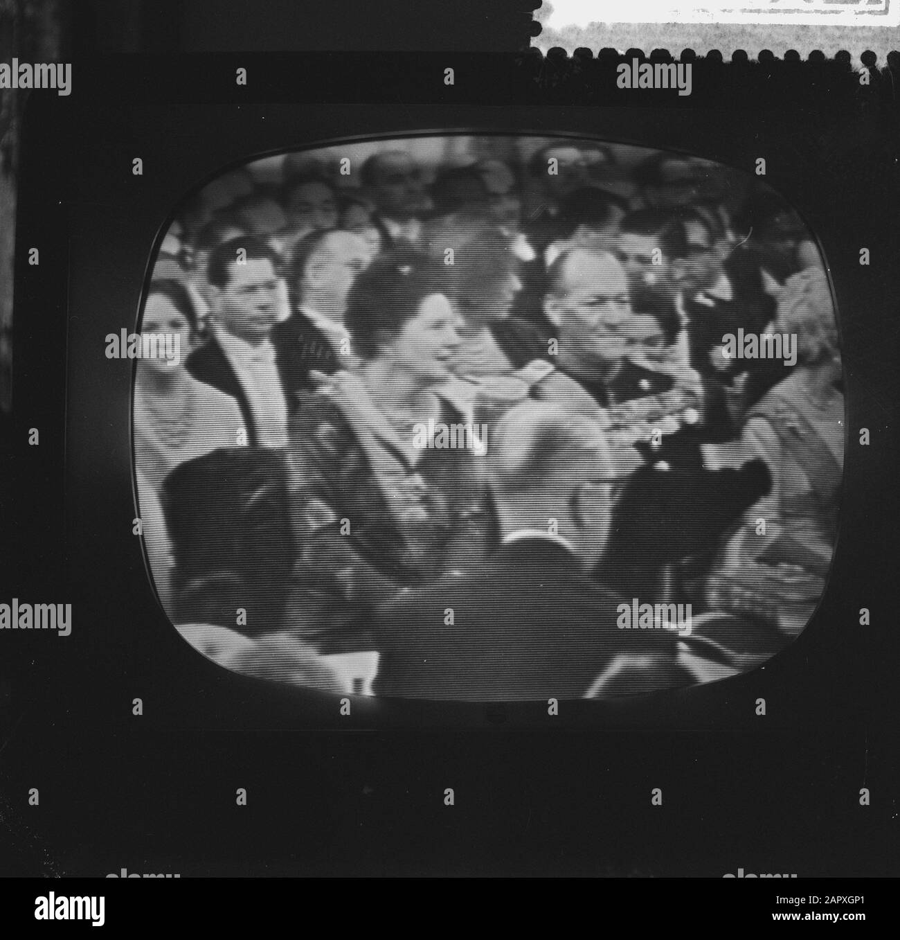 Cérémonie de mariage Baudouin et Fabiola à la télévision Reine Juliana au cours de la cérémonie de mariage Date: 15 décembre 1960 lieu: Bruxelles mots clés: Cérémonies de mariage, reines, etc. Téléviseurs Nom personnel: Boudewijn, roi des Belges, Fabiola, reine des Belges, Juliana (reine Pays-Bas), Juliana, reine Banque D'Images