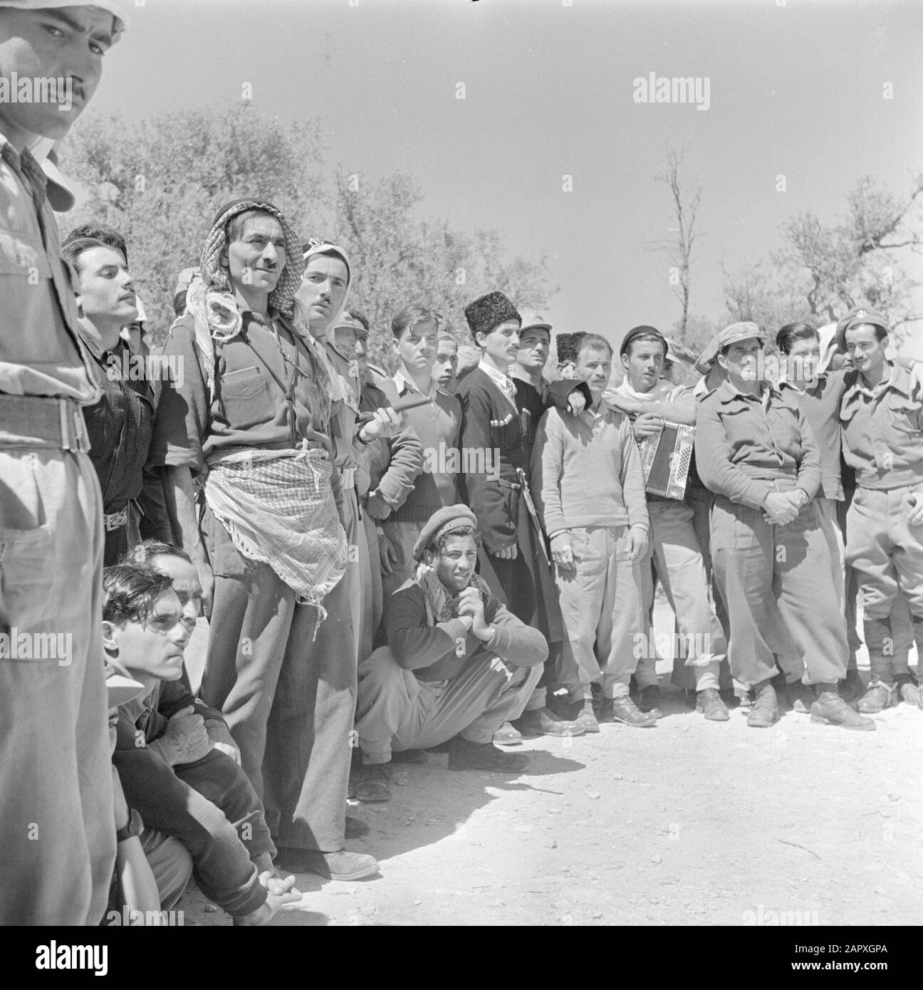 Israël 1948-1949 Soldats d'une unité de Druzen de l'armée israélienne dont  un à Tscherkessan tenue, montre pendant la danse Date: 1948 lieu: Israël  mots clés: Danse, costume, militaire, instruments de musique, public,
