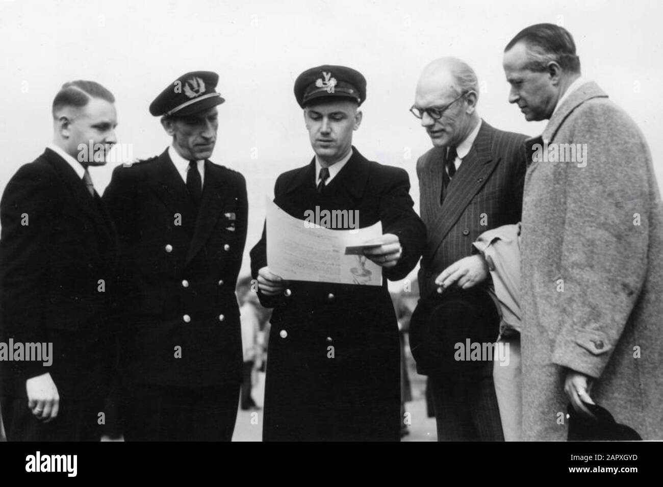 Ministre des Transports et de la gestion de l'eau M. D.G.W. Spitzen donne une licence pilote à un étudiant du RijksluchtvaartSchool. Gilze-Rijen, Pays-Bas, 30 Mars 1950; Banque D'Images