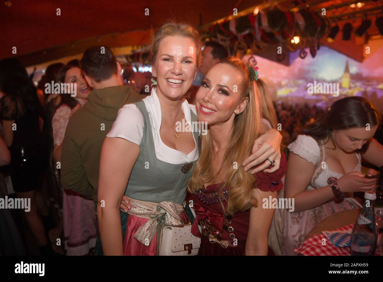 Aller À Wilden Kaiser, Autriche. 24 janvier 2020. Le modèle Monica Ivancan et l'hôte de Sylvia Walker célèbrent à la WeißwurstParty au Stanglwirt, un jour avant la légendaire course Hahnenkamm. Les événements entourant le Streif sont parmi les plus importants événements de célébrité de l'année en Autriche. Crédit: Felix Hörhager/Dpa/Alay Live News Banque D'Images