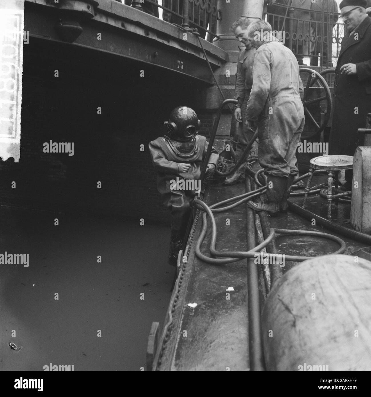 Plongeur examine le pont de fondation Prinsengracht Date: 19 décembre 1960 lieu: Amsterdam, Noord-Holland mots clés: Ponts Banque D'Images