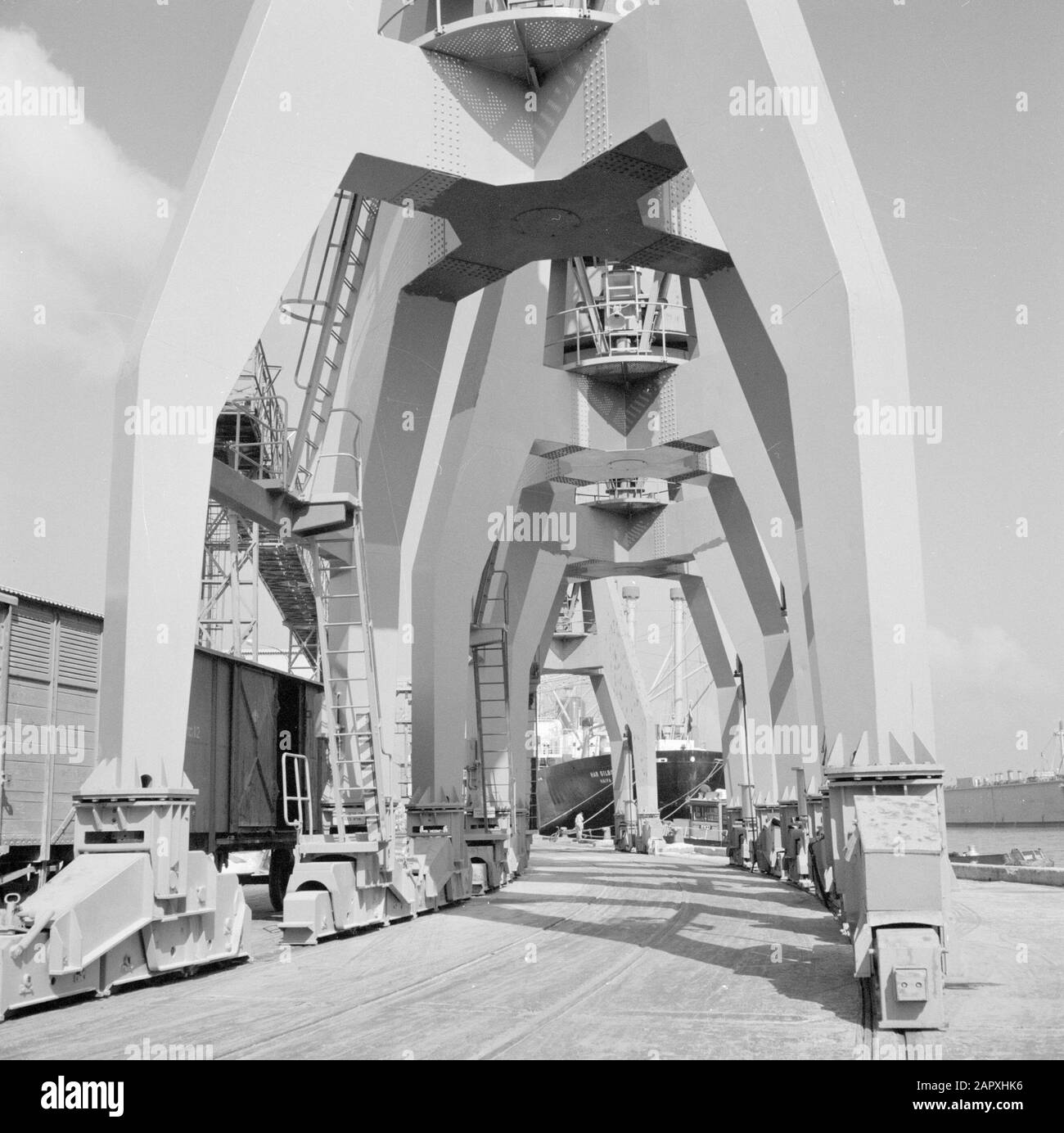 Israël 1964-1965: Haifa, port Stellages de grues portuaires sur le quai Annotation: Haïfa est une ville portuaire et station balnéaire dans le nord d'Israël, dans la partie la plus au nord des montagnes Carmel et sur la Méditerranée Date: 1964 lieu: Haifa, Israël mots clés: Ports, quais, chargement et déchargement, navires Banque D'Images