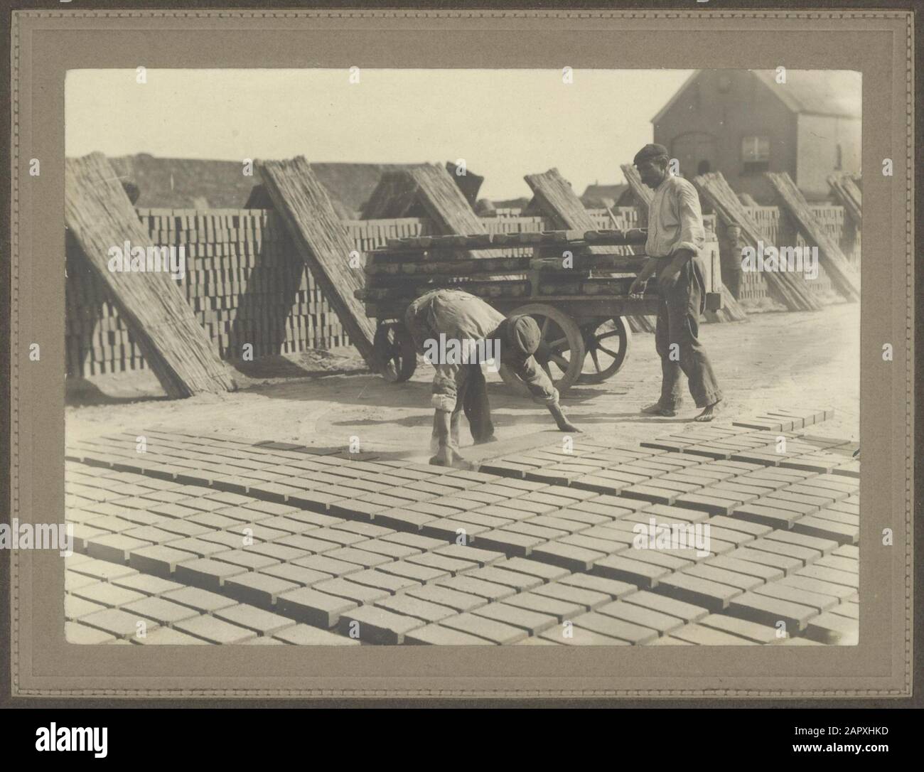 Usine de pierre, compagnie en plein air; précipitations: Une précipitation traitée par jour de travail complet 78.000 à 81.000 pièces Date: Non daté mots clés: Travailleurs, industrie de la brique Banque D'Images