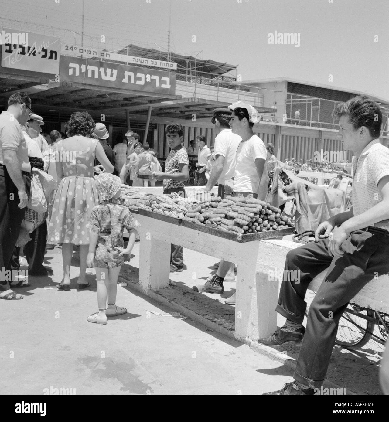 Israël 1964-1965: Tel Aviv, pendant le sabbat jusqu'à la montée de la pierre de mer est utilisé comme table pour afficher la nourriture pour l'entrée de la plage Annotation: Pendant le sabbat beaucoup de personnes de tel Aviv dessiner à la mer Date: 1964 lieu: Israël, tel Aviv mots: baigneurs, vie quotidienne, jeunes, tables, nourriture Banque D'Images